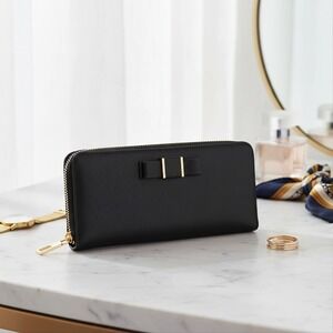 This is a Coach Darcy Bow Accordion Zip Leather Wallet in Midnight Navy EUC